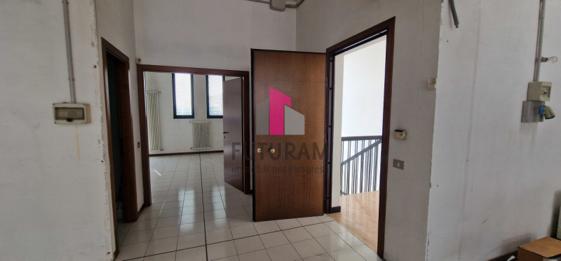 Dueville rif. 202MAT.FUTURAM  tel 0444310220 - 3929183796

Vendesi laboratorio di 240 mq, al pian...