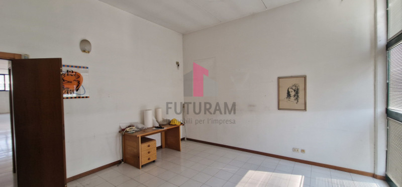 Dueville rif. 202MAT.FUTURAM  tel 0444310220 - 3929183796

Vendesi laboratorio di 240 mq, al pian...