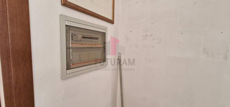 Dueville rif. 202MAT.FUTURAM  tel 0444310220 - 3929183796

Vendesi laboratorio di 240 mq, al pian...