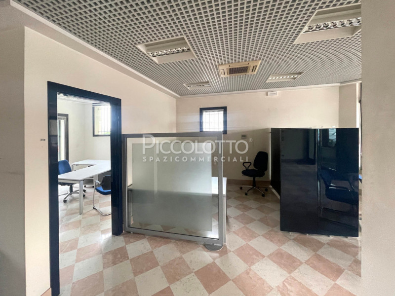 Rif. A4785 - Casella d'Asolo, negozio/ufficio disponibile in affitto, situato in contesto strateg...