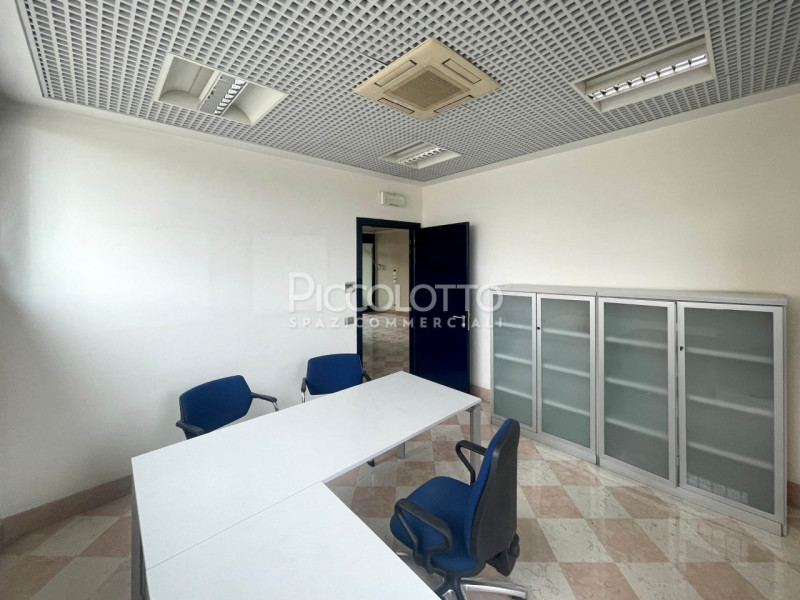 Rif. A4785 - Casella d'Asolo, negozio/ufficio disponibile in affitto, situato in contesto strateg...