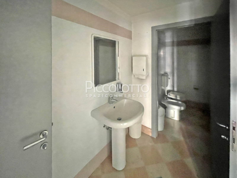 Rif. A4785 - Casella d'Asolo, negozio/ufficio disponibile in affitto, situato in contesto strateg...