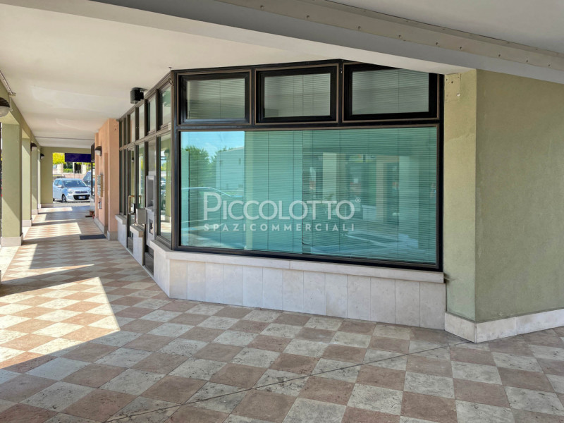 Rif. A4785 - Casella d'Asolo, negozio/ufficio disponibile in affitto, situato in contesto strateg...