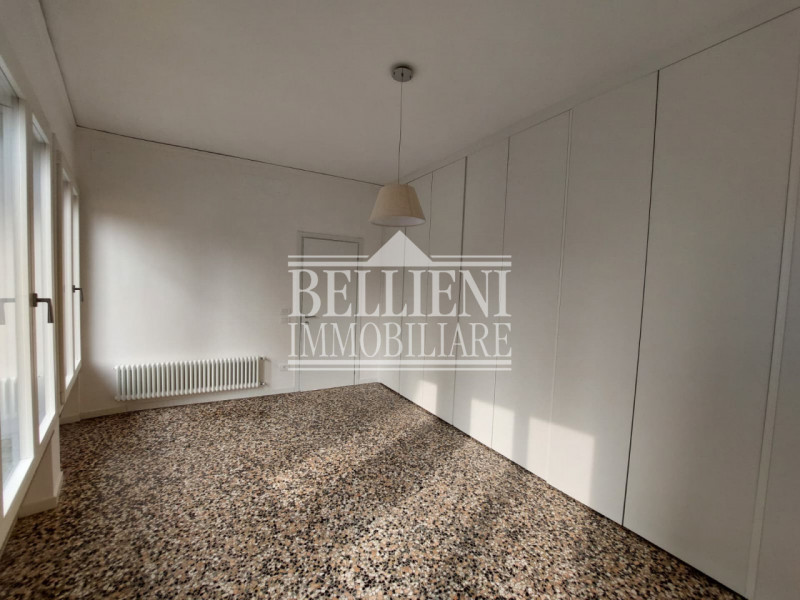 PONTE DEGLI ANGELI: In contesto signorile e in posizione a due passi dal centro storico, proponia...