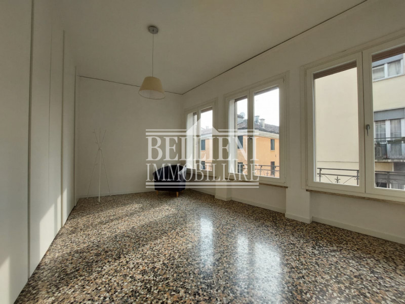 PONTE DEGLI ANGELI: In contesto signorile e in posizione a due passi dal centro storico, proponia...