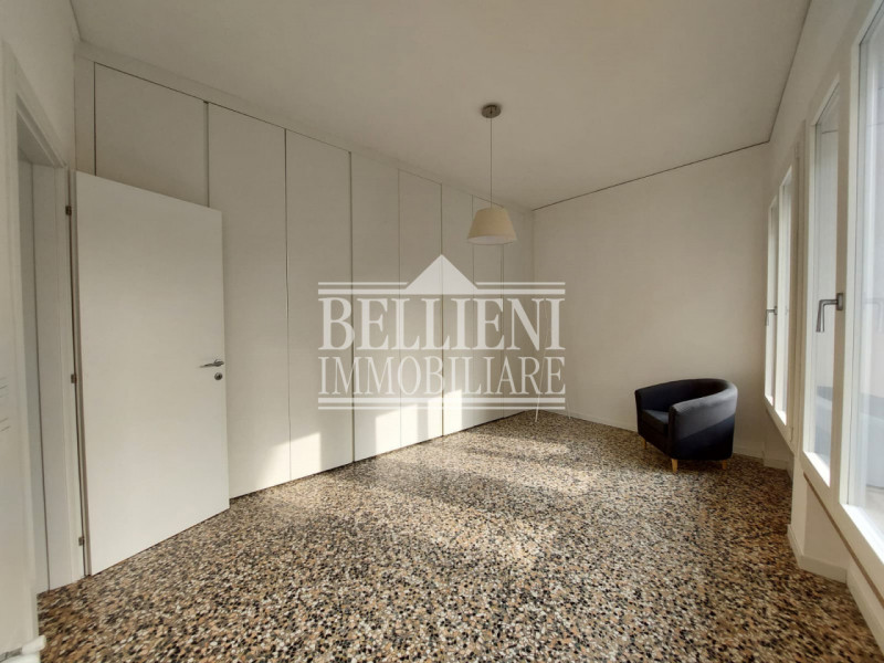 PONTE DEGLI ANGELI: In contesto signorile e in posizione a due passi dal centro storico, proponia...