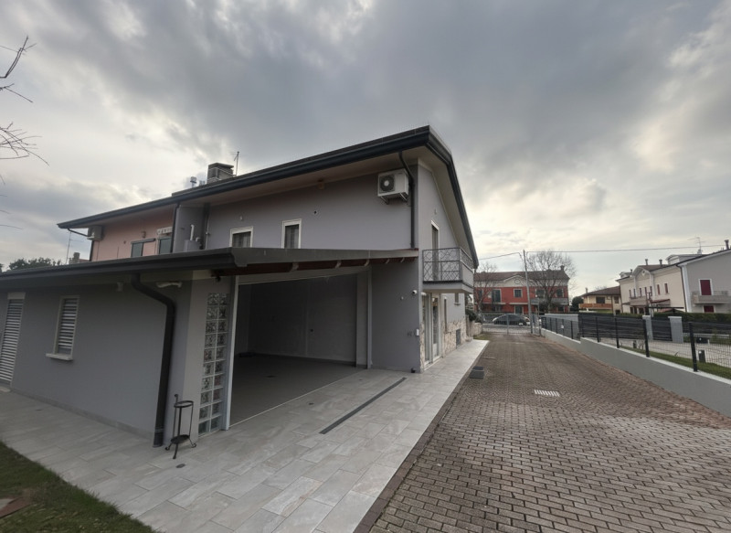 Nel cuore di una tranquilla zona residenziale di Lissaro di Mestrino, a pochi passi dall’asilo, d...