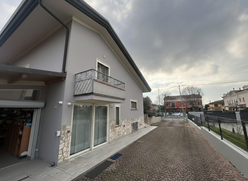 Nel cuore di una tranquilla zona residenziale di Lissaro di Mestrino, a pochi passi dall’asilo, d...