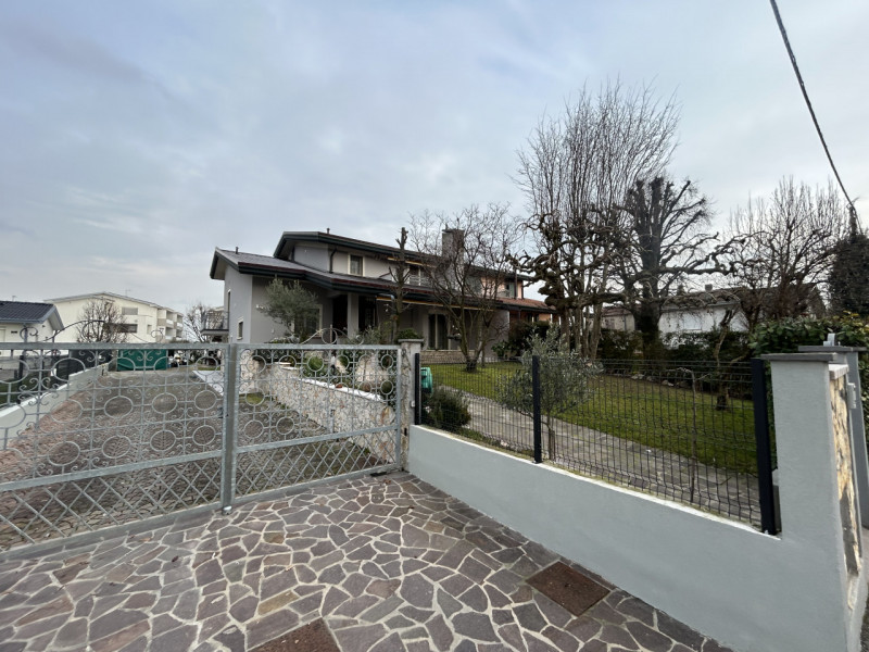 Nel cuore di una tranquilla zona residenziale di Lissaro di Mestrino, a pochi passi dall’asilo, d...