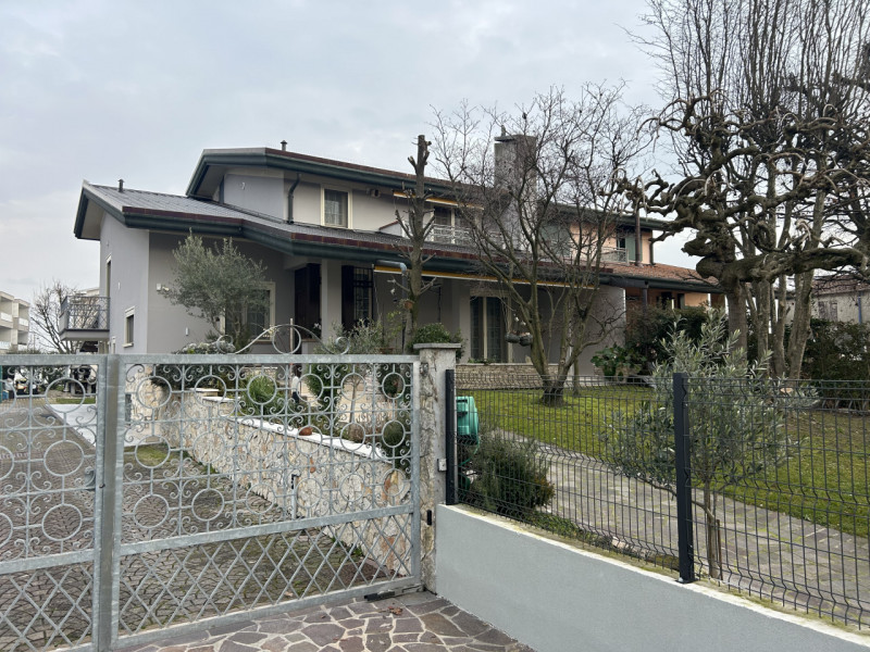 Nel cuore di una tranquilla zona residenziale di Lissaro di Mestrino, a pochi passi dall’asilo, d...