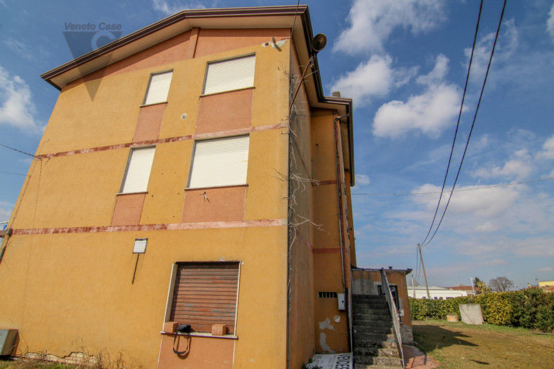 Proponiamo in vendita esclusiva condominio fronte strada Piovese nelle vicinanze della rotatoria ...