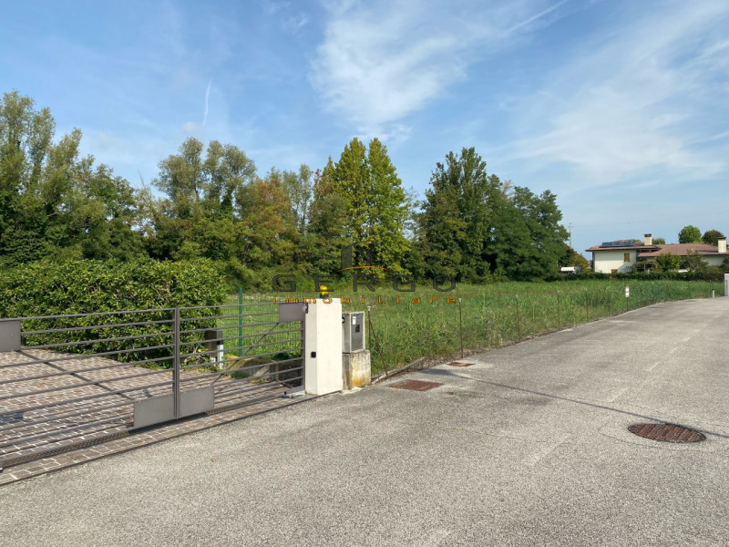 (Per INFO Mara 3481536890) A Breda di Piave, in località San Bartolomeo, proponiamo in vendita lo...