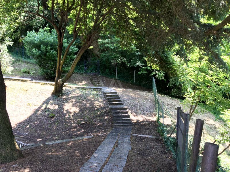 Vendesi villa prestigiosa immersa in un meraviglioso parco secolare vicino al centro di Asolo.

E...