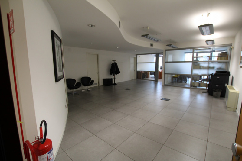 Scopri un'opportunità unica di investimento nel cuore di Padova! Questo ufficio moderno, con una ...