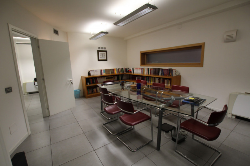 Scopri un'opportunità unica di investimento nel cuore di Padova! Questo ufficio moderno, con una ...