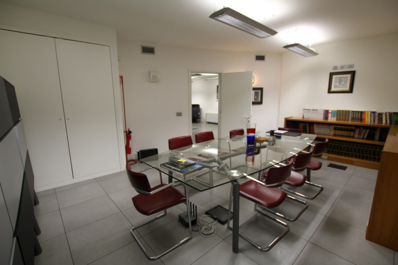 Scopri un'opportunità unica di investimento nel cuore di Padova! Questo ufficio moderno, con una ...