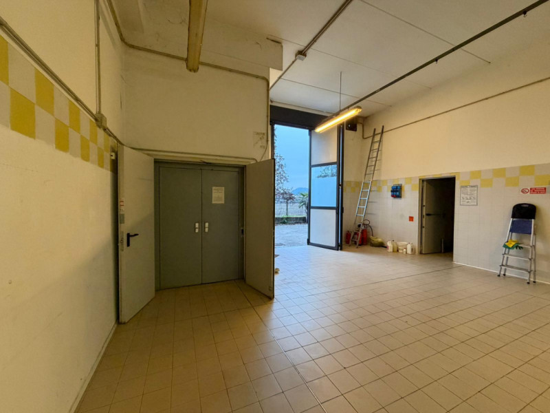 Proponiamo in affitto un capannone di ampia metratura, situato nel cuore della zona industriale d...