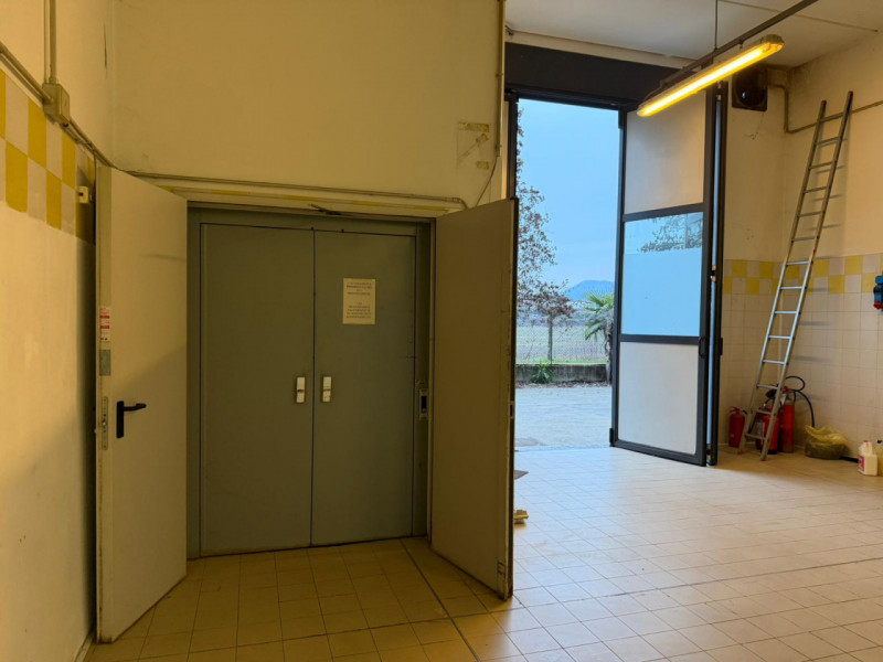 Proponiamo in affitto un capannone di ampia metratura, situato nel cuore della zona industriale d...