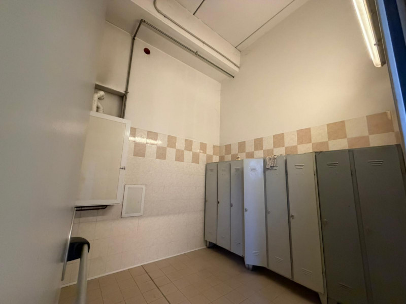 Proponiamo in affitto un capannone di ampia metratura, situato nel cuore della zona industriale d...