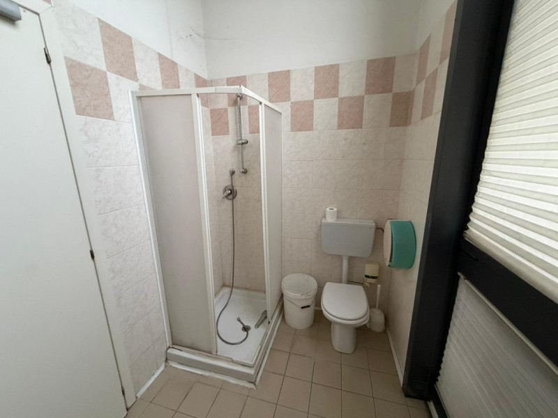 Proponiamo in affitto un capannone di ampia metratura, situato nel cuore della zona industriale d...