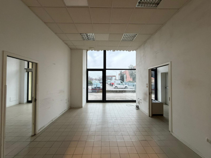 Proponiamo in affitto un capannone di ampia metratura, situato nel cuore della zona industriale d...