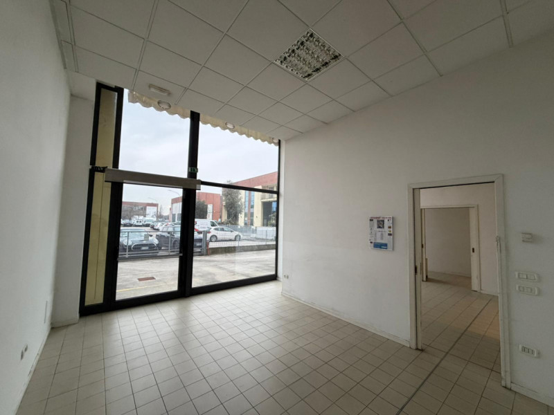 Proponiamo in affitto un capannone di ampia metratura, situato nel cuore della zona industriale d...