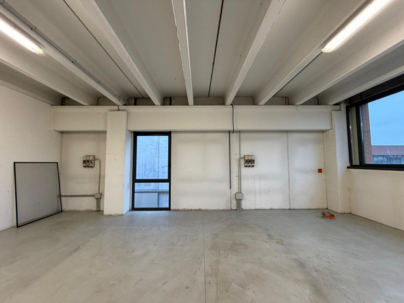 Proponiamo in affitto un capannone di ampia metratura, situato nel cuore della zona industriale d...