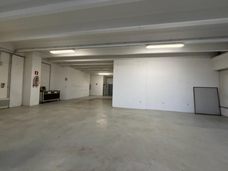 Proponiamo in affitto un capannone di ampia metratura, situato nel cuore della zona industriale d...