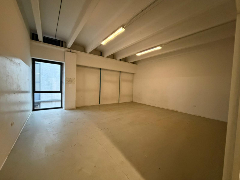 Proponiamo in affitto un capannone di ampia metratura, situato nel cuore della zona industriale d...