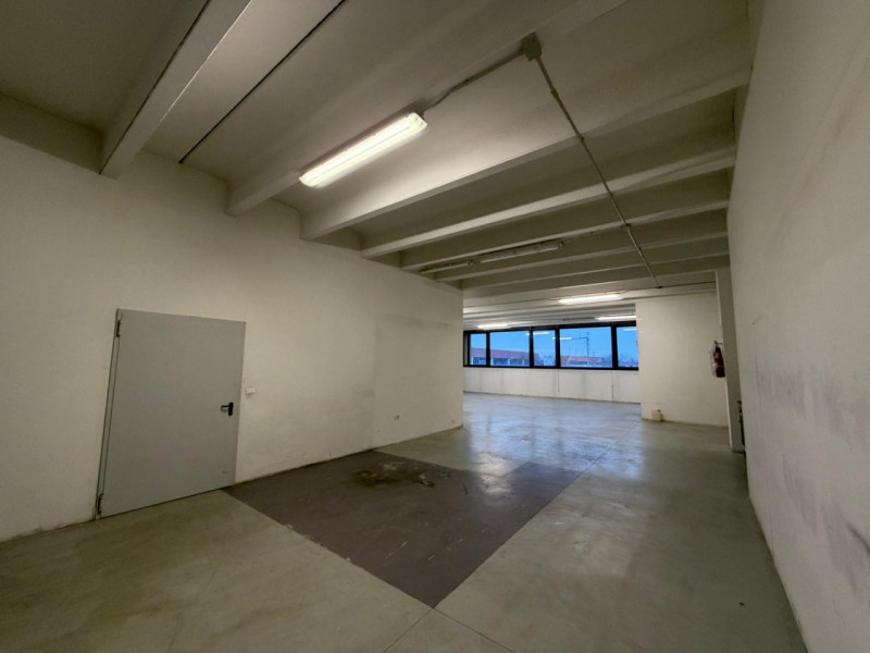 Proponiamo in affitto un capannone di ampia metratura, situato nel cuore della zona industriale d...