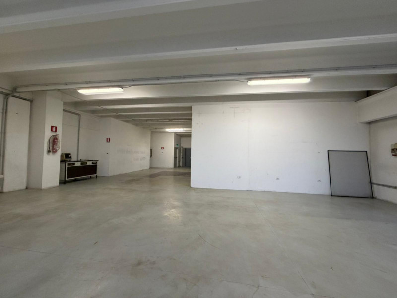Proponiamo in affitto un capannone di ampia metratura, situato nel cuore della zona industriale d...