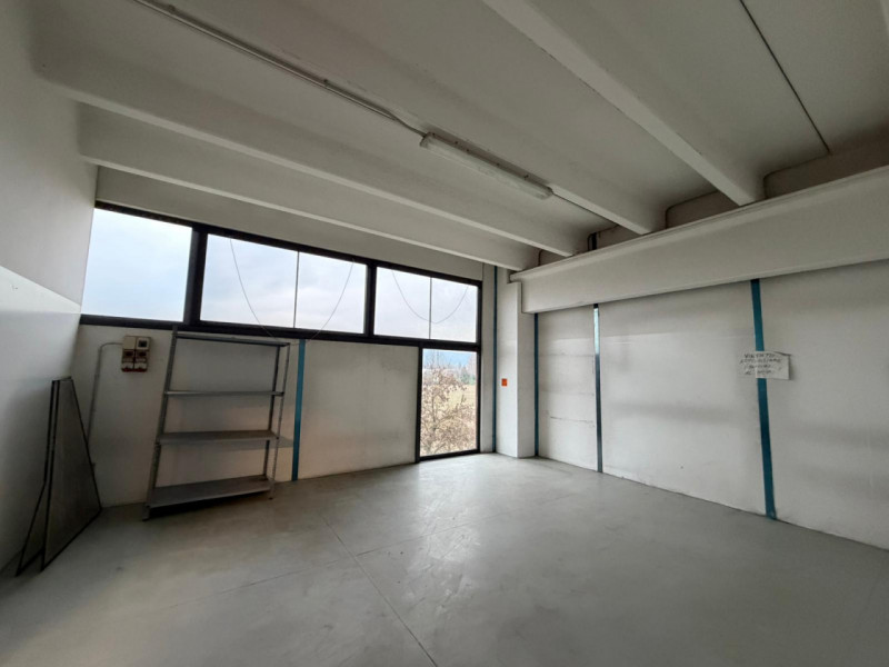 Proponiamo in affitto un capannone di ampia metratura, situato nel cuore della zona industriale d...