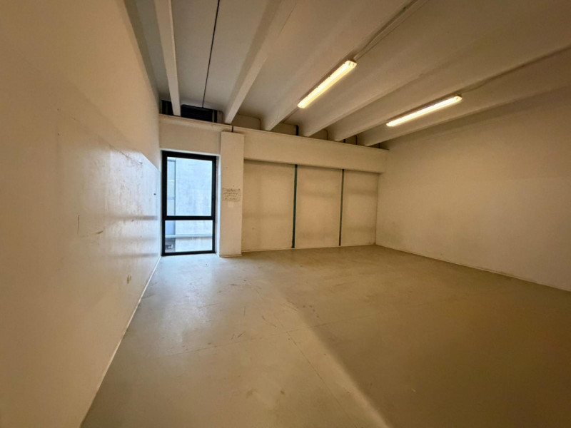 Proponiamo in affitto un capannone di ampia metratura, situato nel cuore della zona industriale d...