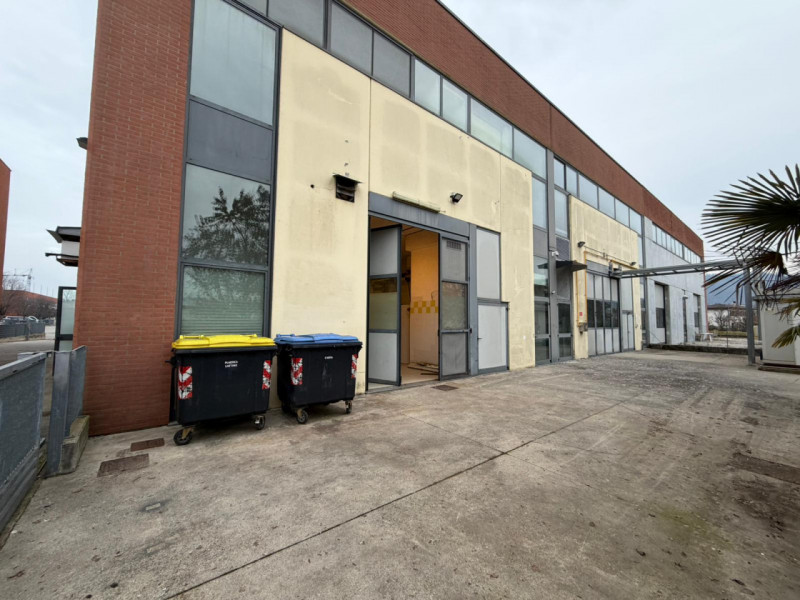 Proponiamo in affitto un capannone di ampia metratura, situato nel cuore della zona industriale d...