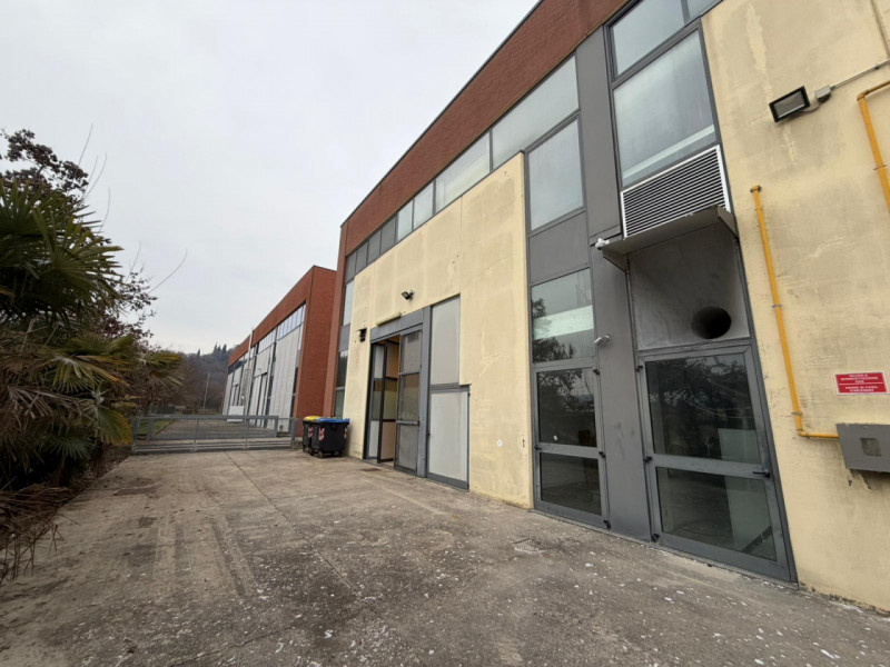 Proponiamo in affitto un capannone di ampia metratura, situato nel cuore della zona industriale d...