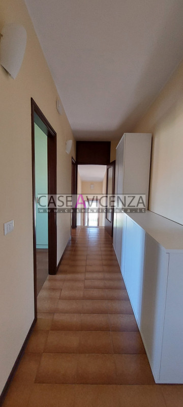 GRISIGNANO DI ZOCCO (VI) - C.E.D - DISPONIBILE PER CONSEGNA 01 MAGGIO 2026, NON PRIMA - In strutt...