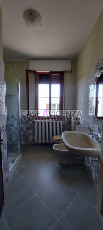 GRISIGNANO DI ZOCCO (VI) - C.E.D - DISPONIBILE PER CONSEGNA 01 MAGGIO 2026, NON PRIMA - In strutt...