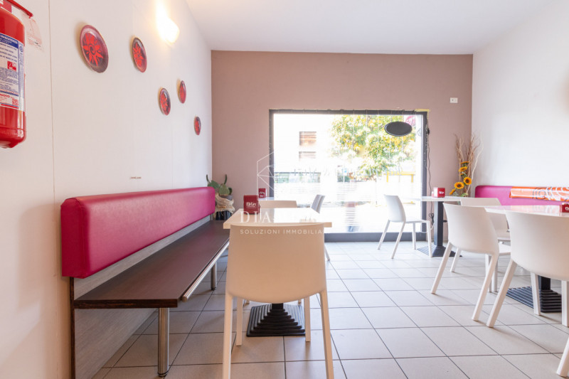 Fanzolo: in posizione centrale, negozio di 95 mq al piano terra rialzato, fronte strada principal...