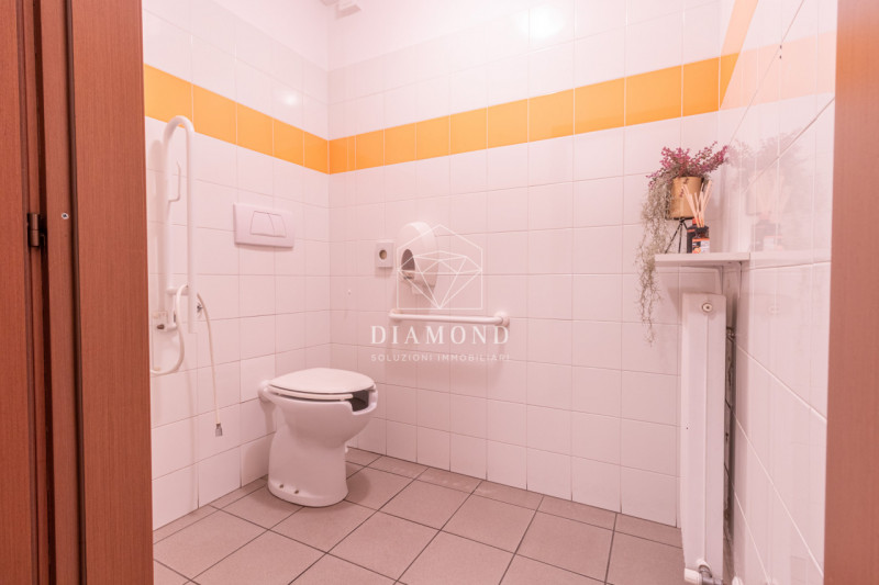 Fanzolo: in posizione centrale, negozio di 95 mq al piano terra rialzato, fronte strada principal...