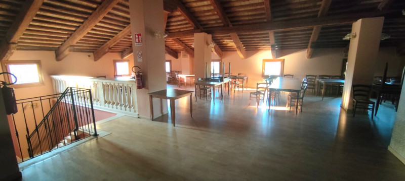 "In posizione centrale a Lissaro, proponiamo in vendita una suggestiva Villa Antica completamente...