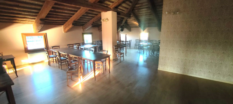 "In posizione centrale a Lissaro, proponiamo in vendita una suggestiva Villa Antica completamente...