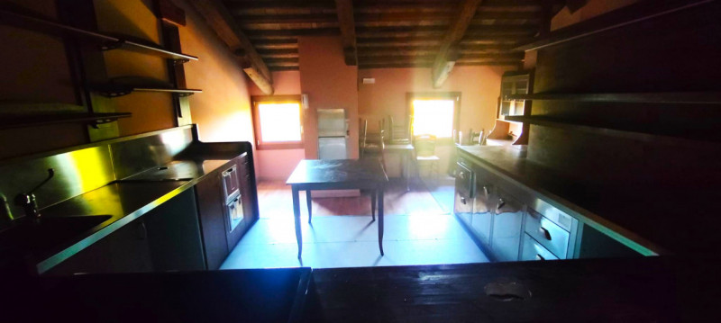 "In posizione centrale a Lissaro, proponiamo in vendita una suggestiva Villa Antica completamente...