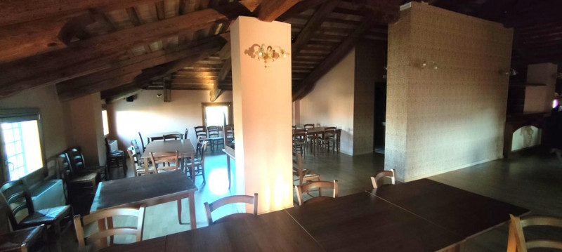 "In posizione centrale a Lissaro, proponiamo in vendita una suggestiva Villa Antica completamente...