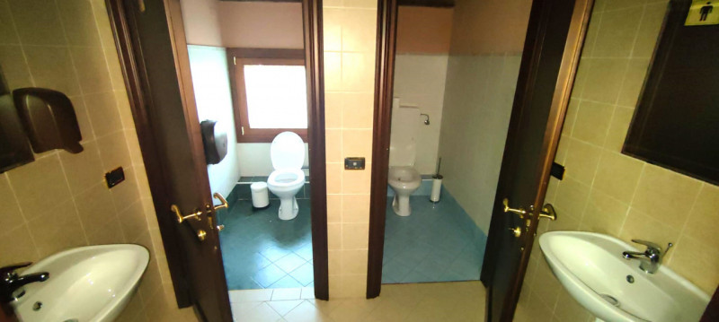 "In posizione centrale a Lissaro, proponiamo in vendita una suggestiva Villa Antica completamente...