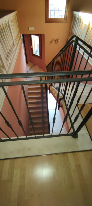 "In posizione centrale a Lissaro, proponiamo in vendita una suggestiva Villa Antica completamente...