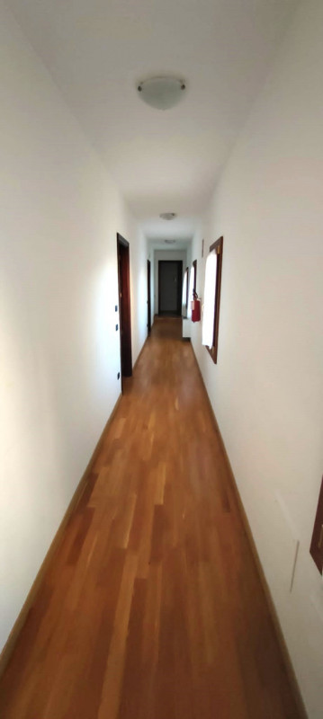 "In posizione centrale a Lissaro, proponiamo in vendita una suggestiva Villa Antica completamente...