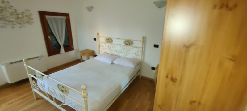 "In posizione centrale a Lissaro, proponiamo in vendita una suggestiva Villa Antica completamente...