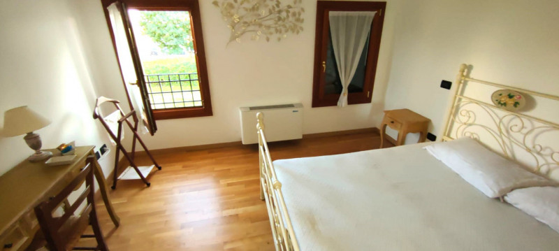 "In posizione centrale a Lissaro, proponiamo in vendita una suggestiva Villa Antica completamente...