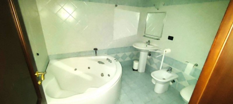 "In posizione centrale a Lissaro, proponiamo in vendita una suggestiva Villa Antica completamente...