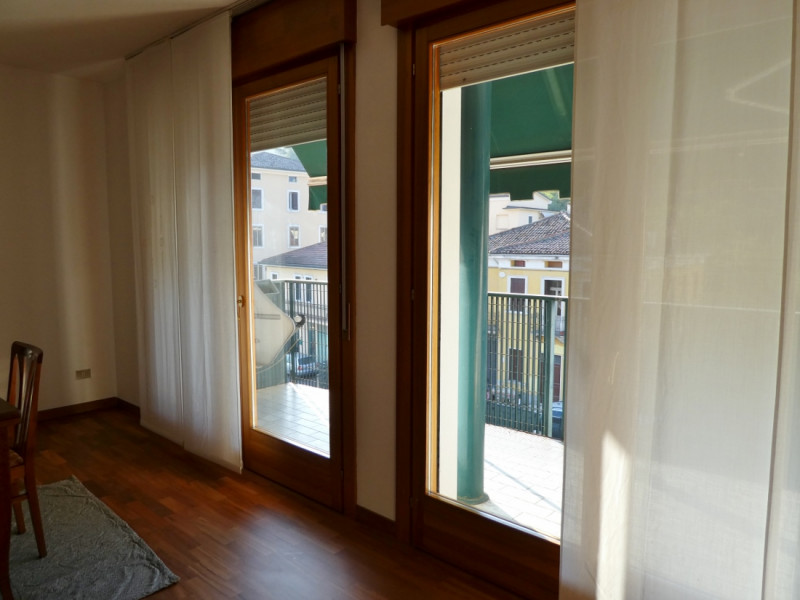 AMPIO BICAMERE BISERVIZI, CUCINA SEPARATA ARREDATA, TERRAZZA ABITABILE, GARAGE  E POSTO AUTO IN A...